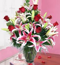 Ankara Ayaş çiçekçi yolla dükkanımızdan vazoda gül ve kazablanka çiçeği Ankara çiçek gönder firması şahane ürünümüz