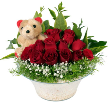 Cam tabakta 11 adet kırmızı gül ve küçük ayı Ankara çiçekçi mağazası